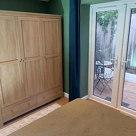 - Sleeps 2 - Parking Bristol
